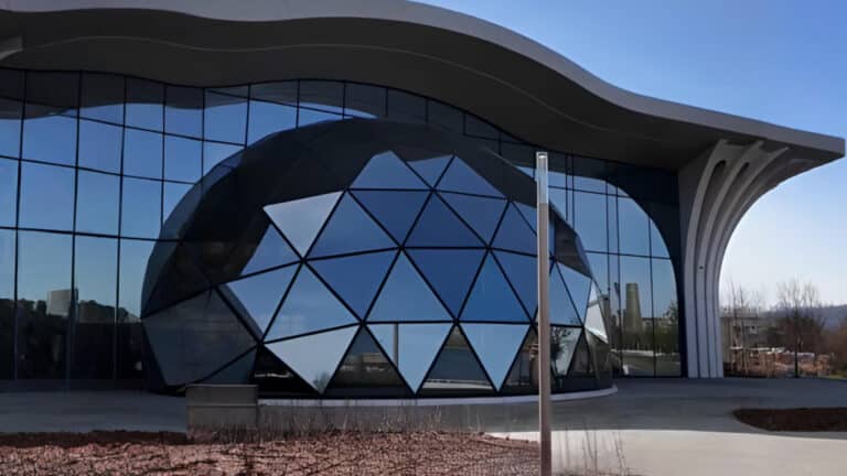 Жители Астаны возмущены строительством элитных ресторанов напротив Акорды