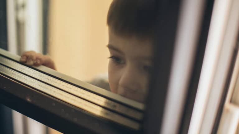 Жительница Актау потребовала не пускать детей с аутизмом в кафе