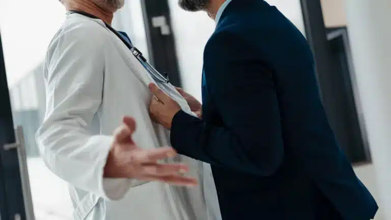 Вслед за Казахстаном Кыргызстан ужесточает наказание за нападения на медиков