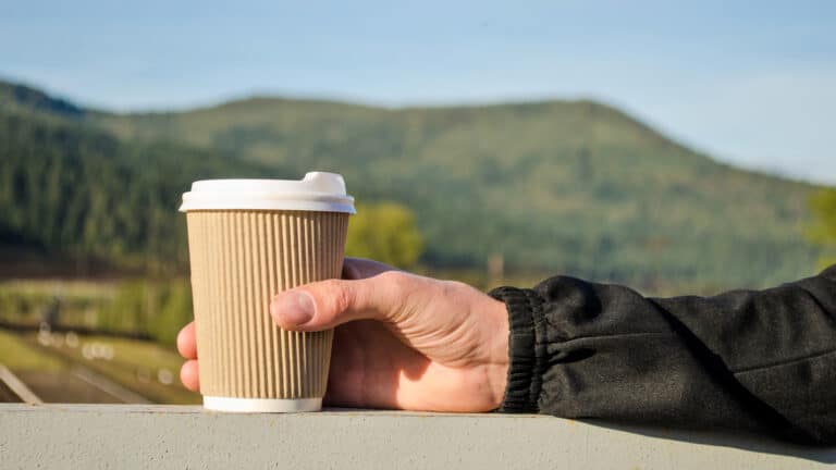 Бесплатный кофе в обмен на мусор предлагают в горах Алматы