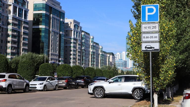 В Алматы ужесточили контроль за неправильной парковкой