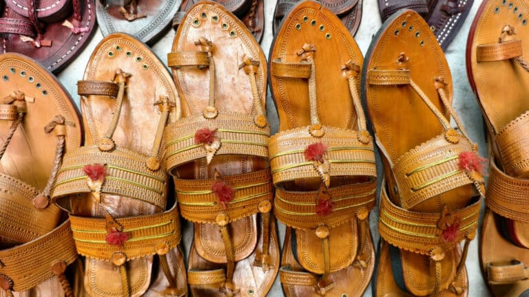 Prada все же выпустит «индийские» сандалии после обвинений в культурной апроприации 