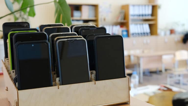 Школы Казахстана не запрещают смартфоны полностью из-за страха перед кражами