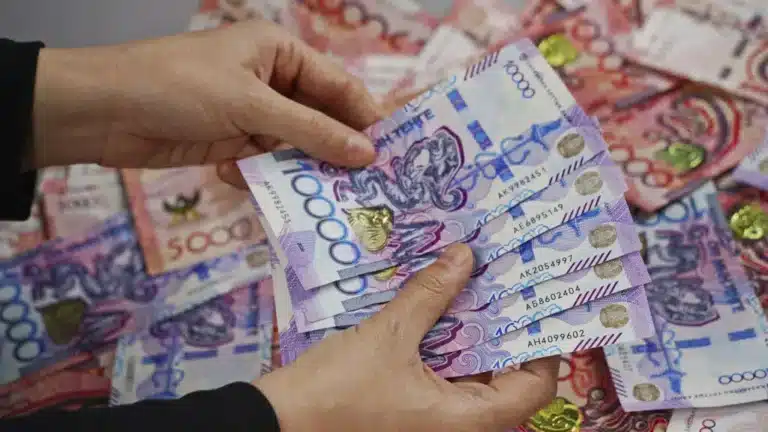 Миллион теңге айлық кімдерге төленеді