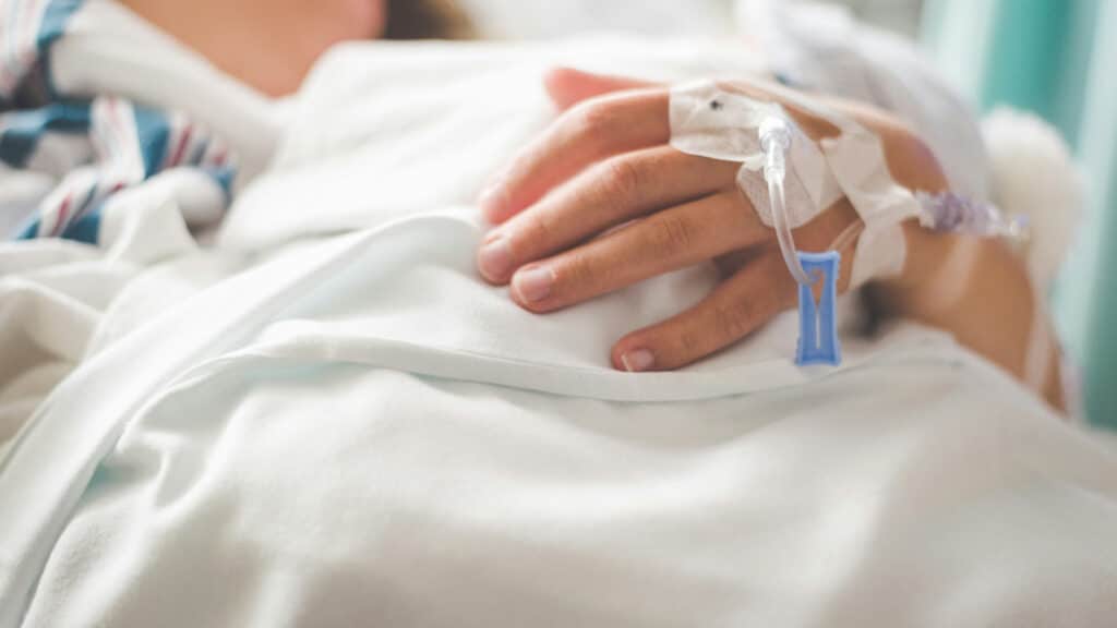 Врачи рассказали о состоянии матери, потерявшей троих детей в пожаре в ЖК «Коркем-3»