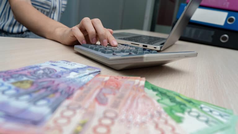 Кредиты казахстанцев достигли рекордных 25 трлн тенге