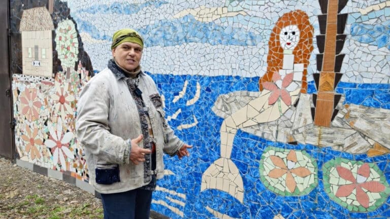 Мастерица из Караганды 12 лет сама украшала мозаикой панельный дом