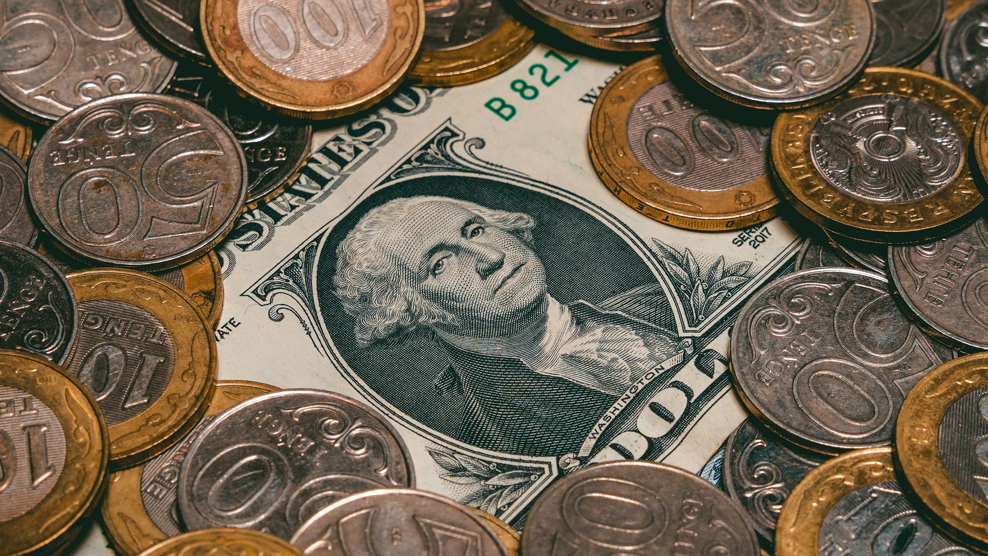 Эксперты дали прогноз по курсу доллара в через месяц и год