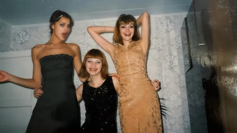 Ирина Шейк поделилась архивными кадрами молодости под Челябинском