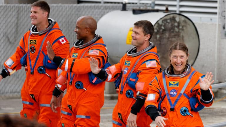 Первая миссия к Луне за полвека началась с поломки туалета