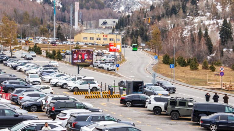 Машины на Медеу: акимат выбирает между ограничением въезда и новыми парковками