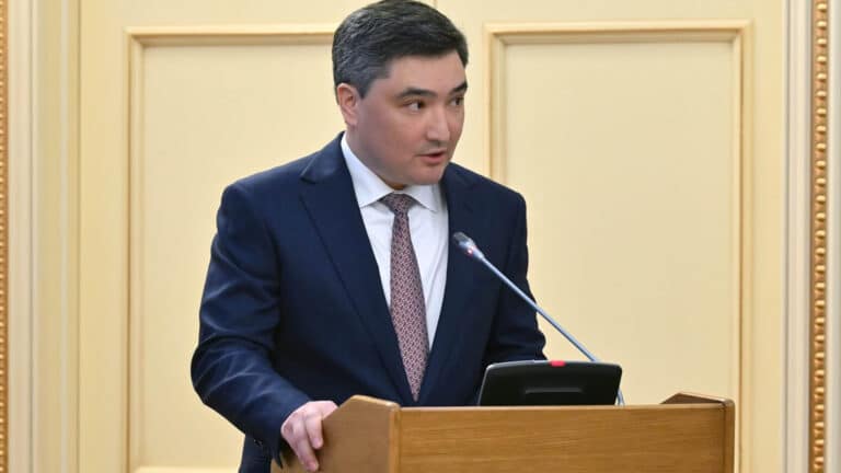 Бектенов поручил включить положения Конституции в учебную программу школ и вузов