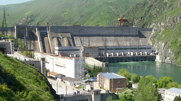 Директор одной из крупнейших ГЭС в Казахстане получил 16 млн тенге