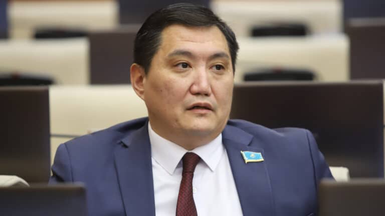 «Штрафы не учат»: Базарбек предложил обучать казахстанцев парковке после пожаров в ЖК