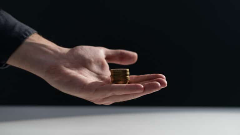 Почему доходы казахстанцев снизились в 2025 году, объяснили в Минэкономики