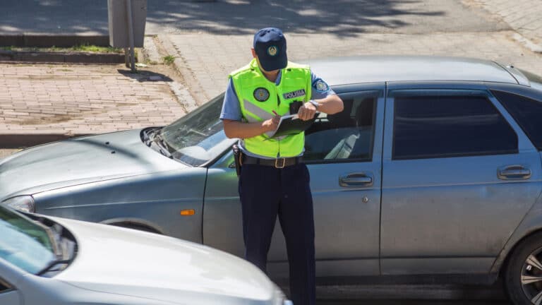 Дорожные штрафы могут стать причиной отказа иностранцам в ВНЖ в Казахстане