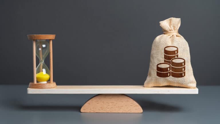 Казахстанцы завали Минтруда жалобами на зарплаты и начальство