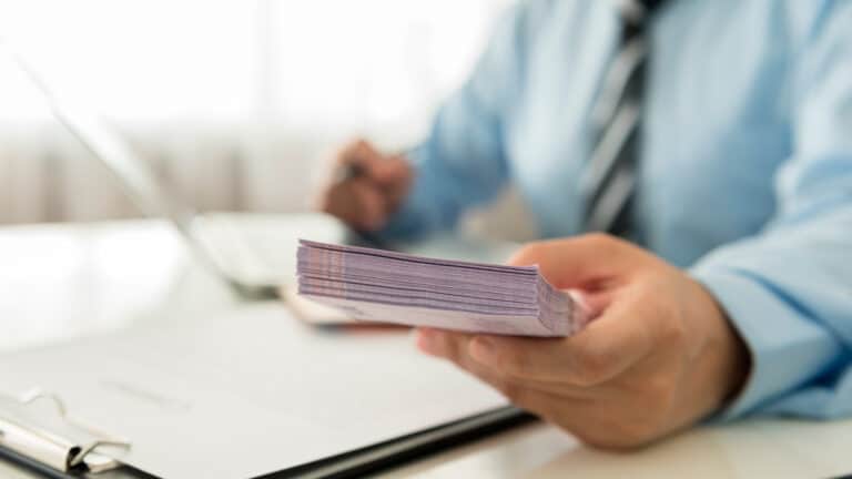 Казахстанцам станет сложнее подтверждать свои доходы, чтобы получить кредит