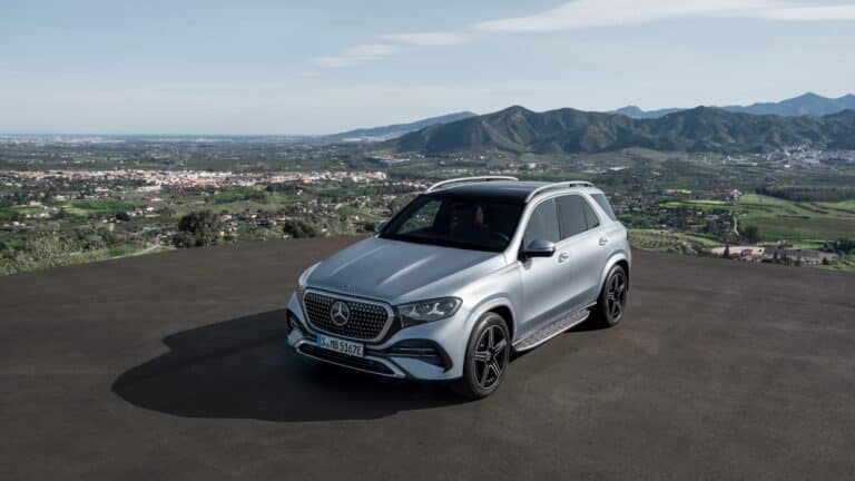 Mercedes-Benz показал обновленные GLS и GLE с суперкомпьютером на борту