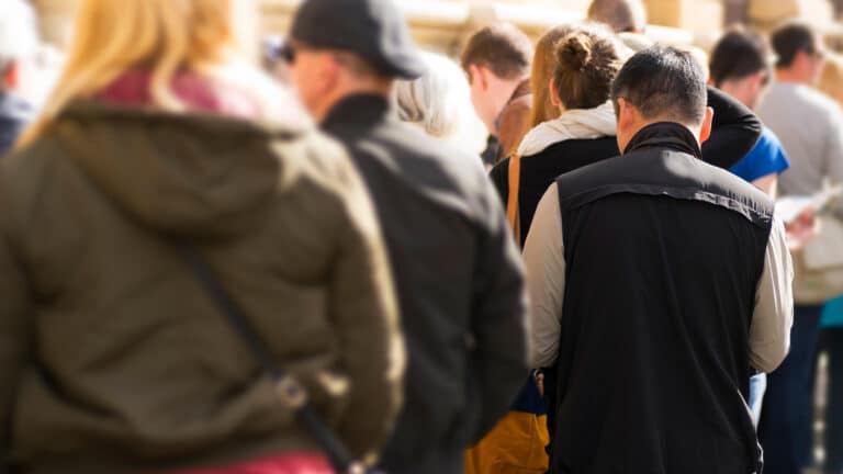 Шымкентцы с ночи штурмовали Дворец школьников ради бесплатной секции плавания