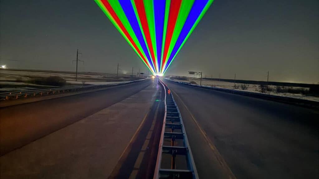 Ақылы жолдарда жүргізушілер ұйықтап кетпес үшін лазер жарығы орнатылып жатыр