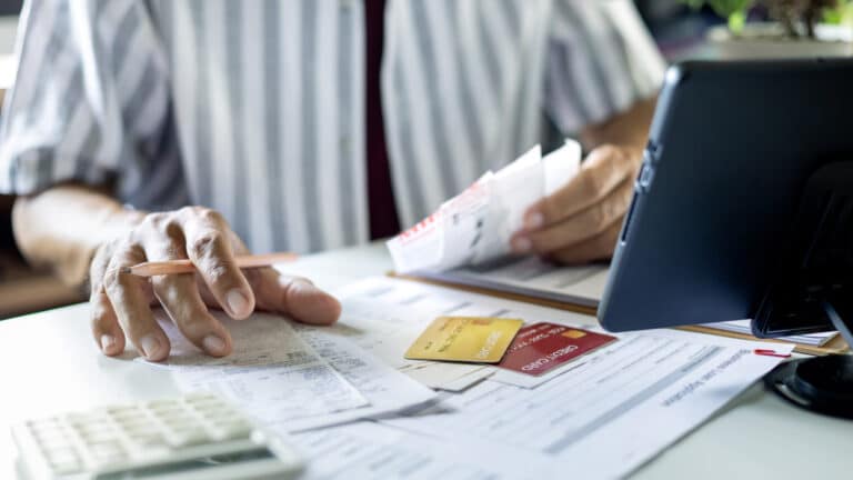 Треть казахстанцев тратит на кредиты более 100 тыс. тенге, показал опрос Нацбанка