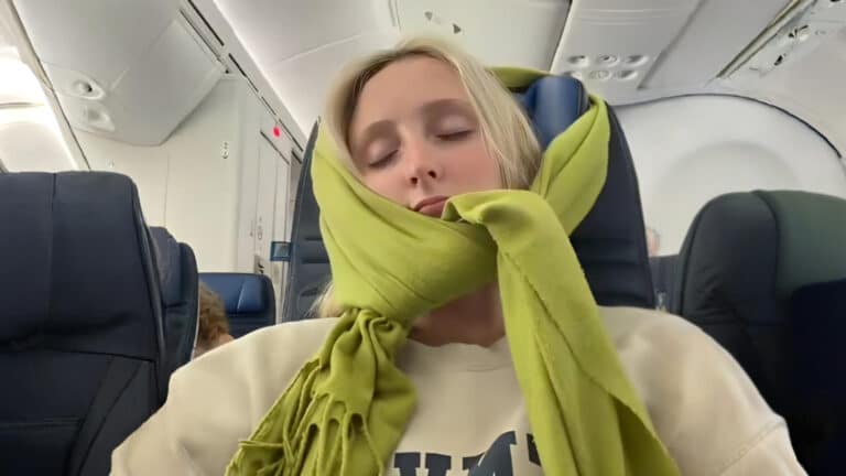 В соцсетях завирусился небезопасный способ спать в самолете