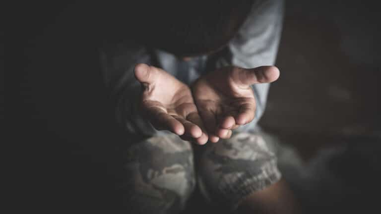 Пристававших к алматинцам в парке Панфиловцев попрошаек выдворят из Казахстана