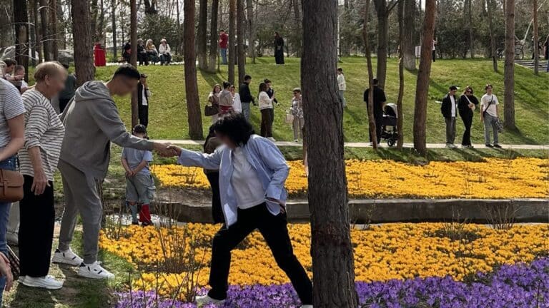 Жители и гости Алматы растоптали цветы на Терренкуре ради фото