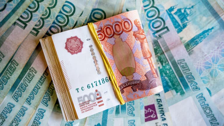 Казахстанцы массово скупали рубли на фоне падения курса