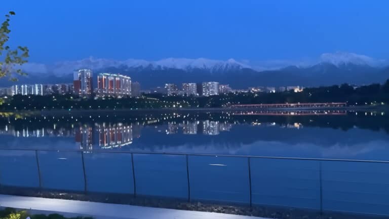 Видами наполненного озера Сайран активно делятся алматинцы в соцсетях