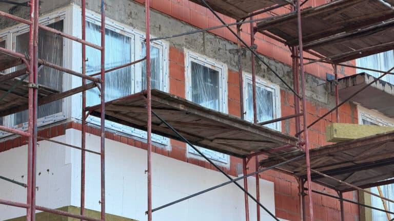 Сколько многоэтажек отремонтируют и сколько лифтов поменяют в Алматы в 2026 году