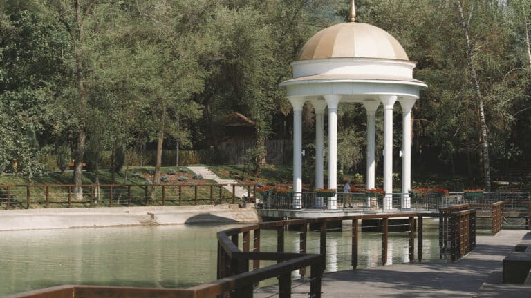 Жители Алматы массово едут на Терренкур за красивыми фото