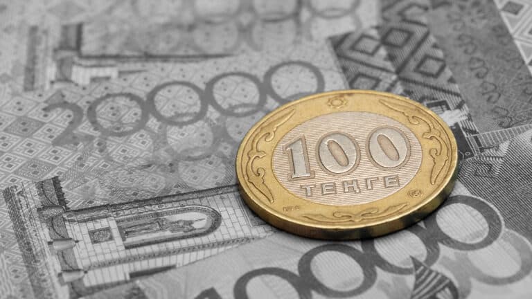 Тенге снова ослаб к 470 за доллар