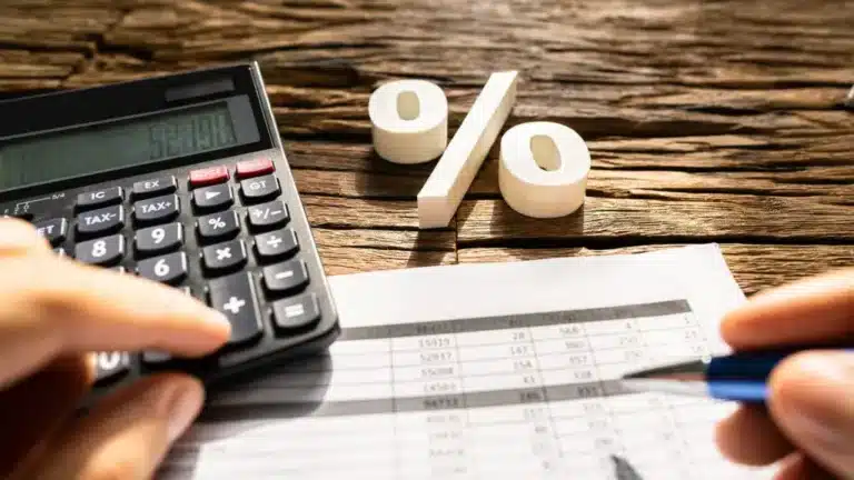 Банк қызметкері зейнеткердің атына 1,5 миллион теңге кредит рәсімдеп ақша алған