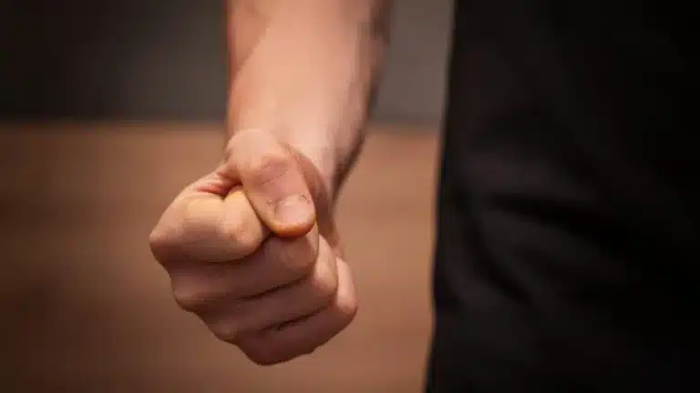 Өскеменде жеке сот орындаушысын ұрып кетті