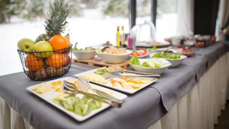 «Добрая традиция»: в Миннауки объяснили накрывание столов для госкомиссии студентами