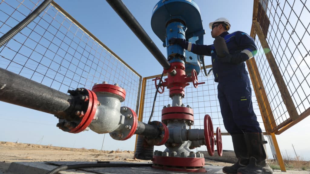 Участки с кладбищами и скотомогильниками выставили для бурения нефтяных скважин в РК/REUTERS/Pavel Mikheyev, бильд-редактор: Адэлина Мамедова