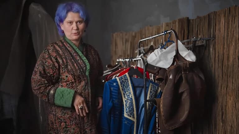 Эксперт по орнаментам Муратова ответила на критику из-за видео с чапанами на полу