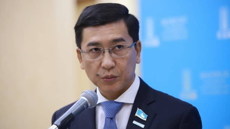 Учителей Казахстана хотят освободить от любых обязательных собраний не в школах