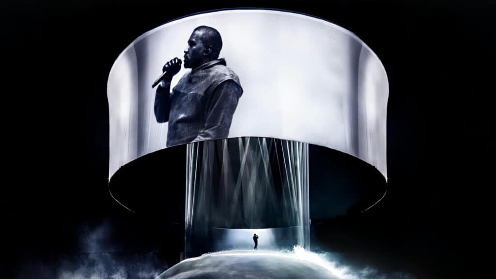 Фото: x.com/yzyjohnny, бильд-редактор: Адэлина Мамедова