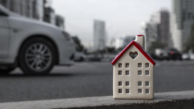 Зарплаты в сфере купли-продажи жилья упали втрое – с 721 до 228 тыс. тенге