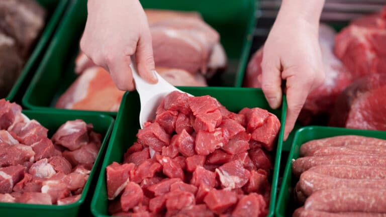 Алматинцы смогут купить мясо, яйца и колбасу по низким ценам в выходные