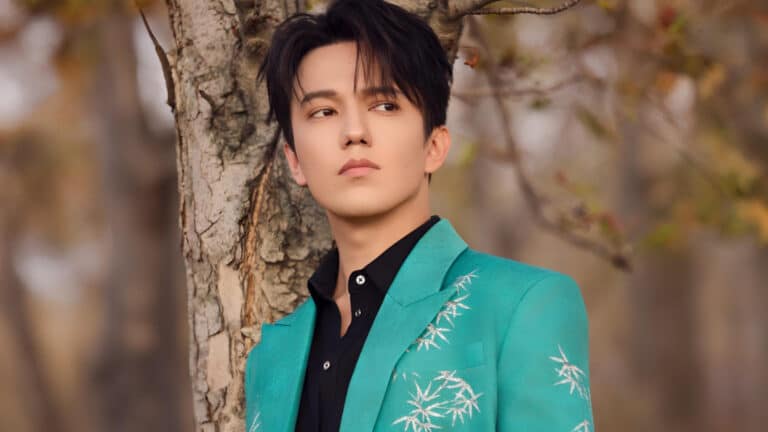 Димаш Кудайберген получил банковскую карту со своим лицом и 100% кэшбеком