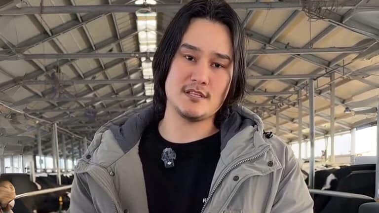 Казахстанец рассказал о том, сколько он зарабатывает на молочной ферме