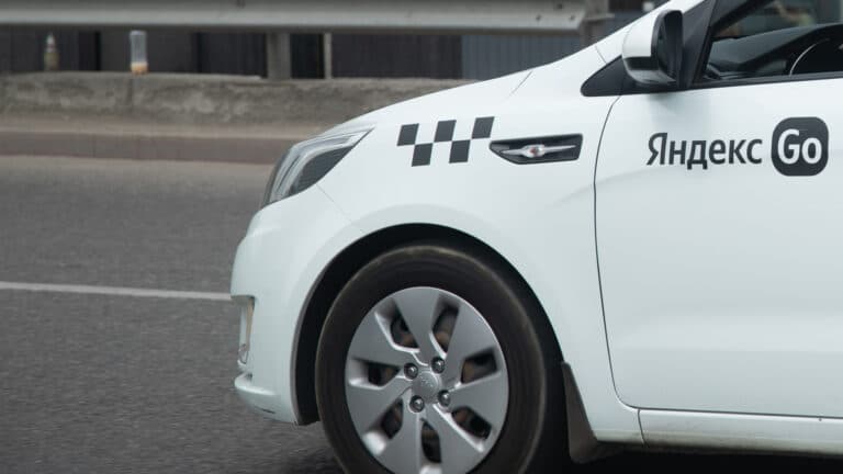 В Yandex ответили на призыв установить минимальную оплату для таксистов