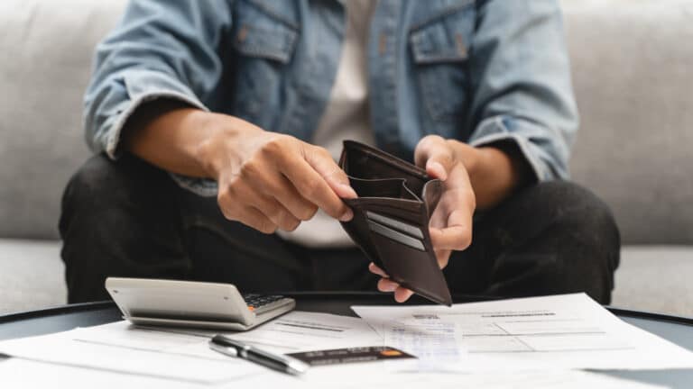 Зарплаты в Кыргызстане «нарисовали»: депутат сделал громкое заявление