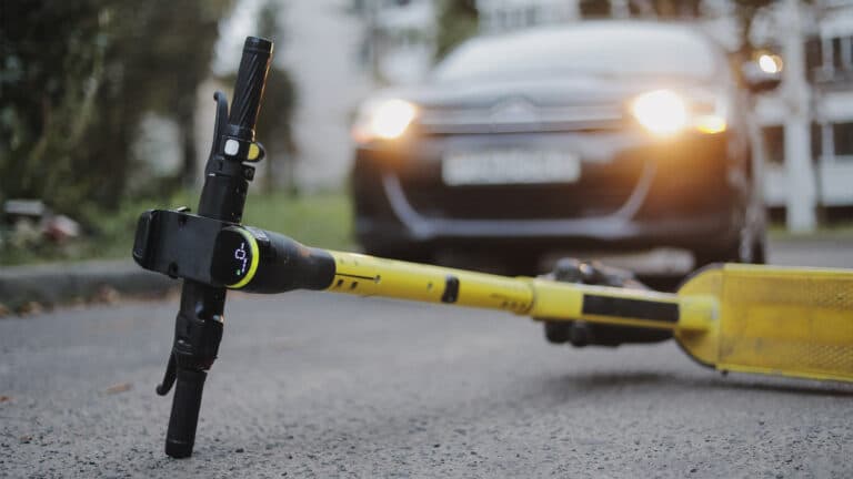 Полиция будет забирать самокаты, оставленные на улицах как попало