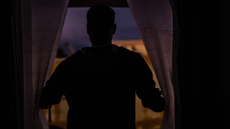 Жезқазғандық «өрмекші адам» көпқабатты үйдің терезесінен құлап кете жаздады