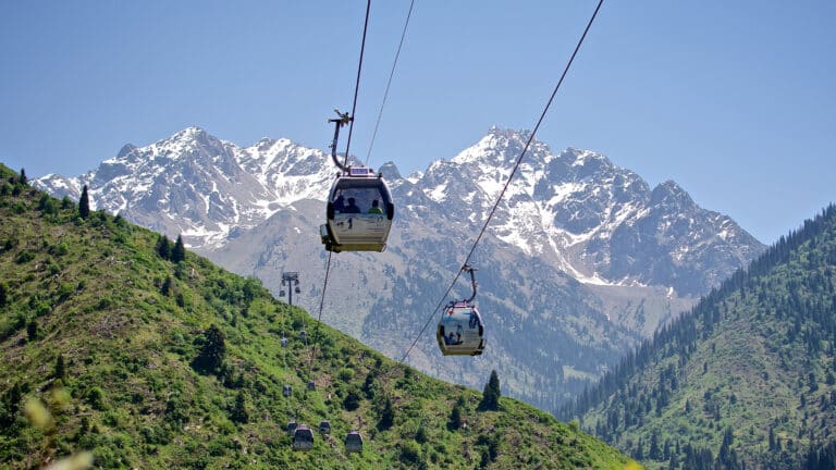 Алматинцы в мае бесплатно проедут на «канатке» до Шымбулака, но при одном условии